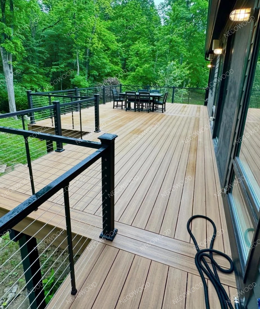 ヴィラ & ガーデン WPC デッキ ソリューション: クウェートの贅沢なアウトドア リビングを変革