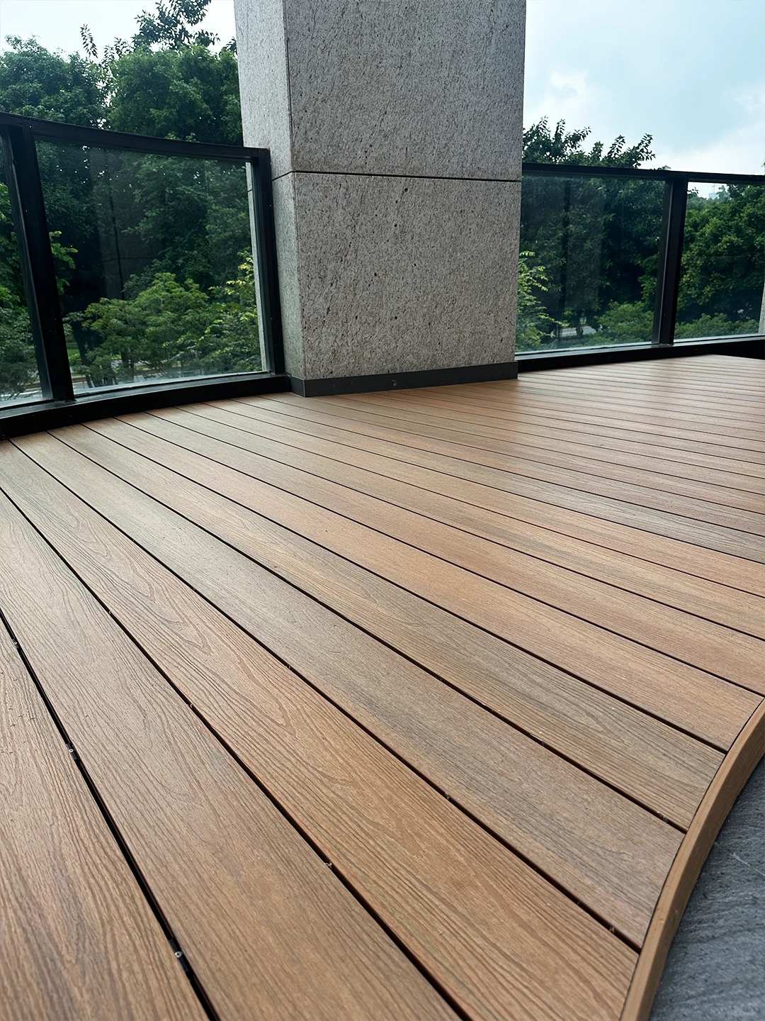 曲面 WPC デッキ プラットフォーム: Necowood が不規則な屋外スペースをどのように変革したか 曲面 WPC デッキ プラットフォーム: Necowood が不規則な屋外スペースをどのように変革したか